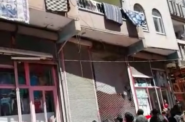 Balkondan düşen çocuğu havada yakaladılar...