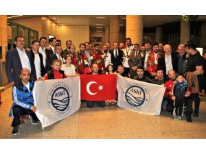 Şampiyon güreş takımı Ankara’ya döndü
