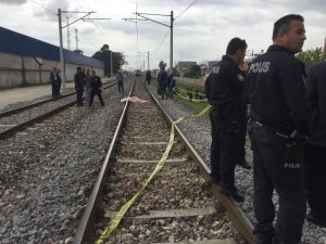 Trenin önüne atlayarak intihar etti