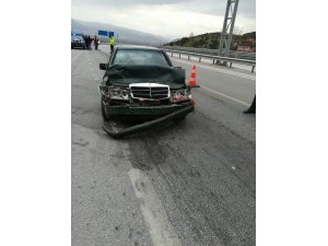 Otomobil ile kamyonet çarpıştı: 3 yaralı