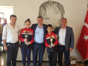 Çeşmeli satranççılar, başarılarını Başkan Oran ile paylaştı
