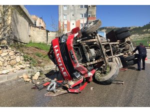 İtfaiye aracı devrildi: 2 itfaiye eri yaralı