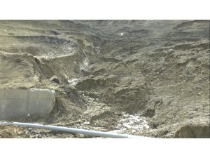 Heyelan 1 köy ve 2 mahalleyi susuz bıraktı
