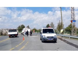 Sürücüsünün direksiyon hakimiyeti kaybettiği kamyon duvara çarptı: 1 yaralı