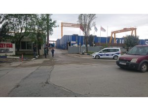 Tuzla’da bir tersanede vinç denize devrildi