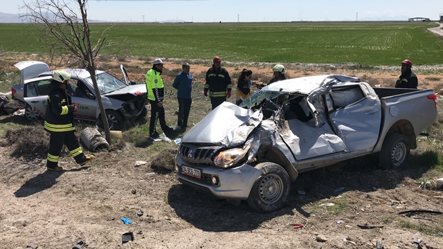Konya'da otomobil hafif ticari araca çarptı: 1 ölü, 5 yaralı