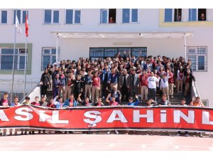 Gazişehir Gaziantep teknik direktörü Altıparmak ve futbolcular öğrencilerle buluştu
