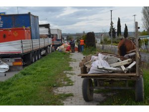 Kamyonet 2 tırı biçti, hurdacılara gün doğdu