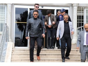 Katil zanlısını yırtılan eldiven ele verdi