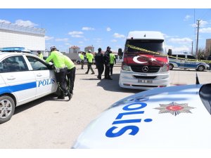 İndiği servis minibüsünün altında kalan öğrenci öldü