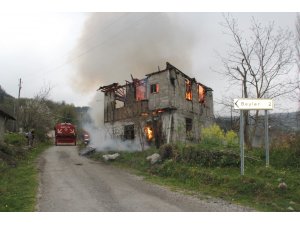 Kastamonu’da sobadan çıkan yangında ahşap ev alev alev yandı