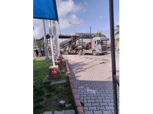 Tır dorsesi üstgeçide çarptı