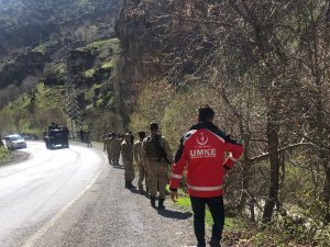 Dereye uçan araçta bir asker hayatını kaybetti