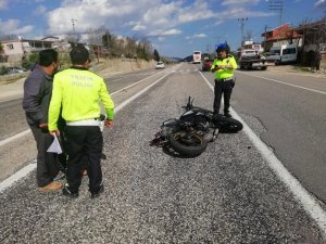 Otomobil ile motosiklet çarpıştı