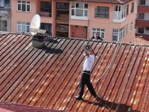 Megafon ile çatıya çıktı, intihar girişiminde bulundu