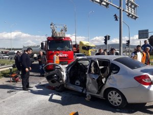 Ambulansla otomobil çarpıştı: 1’i bebek 9 yaralı