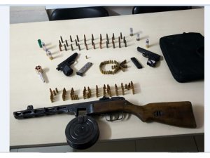 Durdurulan araçta ağır makineli tüfek ve tabanca yakalandı