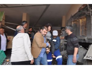 Freni boşalan kamyon kuaföre girdi: 3 yaralı