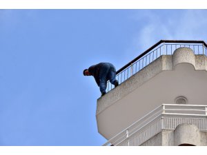 Vatandaş intihara kalkıştı, apartman sakini otomobilinin derdine düştü
