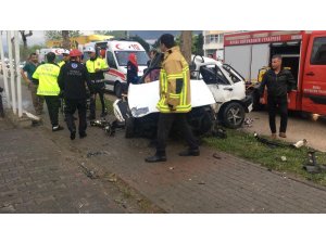 Ağaca çarpan otomobilde can pazarı: 1 ölü