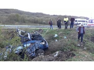 Hurdaya dönen otomobilden sağ çıktılar