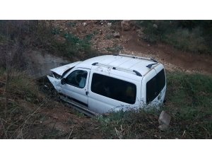 Kayan araca çarpmamak için menfeze uçtular: 1’i ağır 5 yaralı