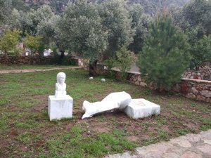 Tanrıça heykellerine saldıran sarhoş eski çalışan çıktı