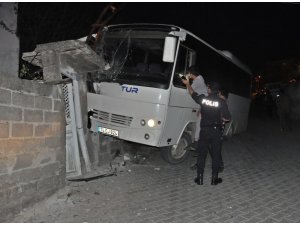 Park halindeyken kendiliğinden hareket eden midibüs duvara çıktı