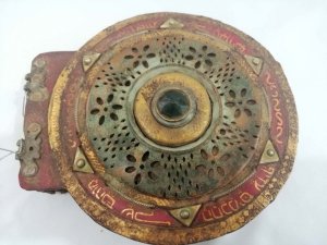 Diyarbakır’da 1100 yıllık altın yazmalı dini motifli kitap ele geçirildi