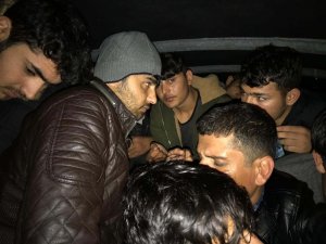 Kırmızı ışıkta geçerek kaza yapan araçtan 26 göçmen çıktı