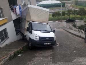 Geri kayan kamyonet evin cam balkonundan içeriye girdi