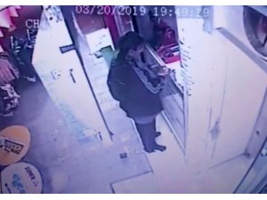Alışveriş yaparken düşürdüğü cüzdanı, arkasından gelen kadın soğuk kanlılıkla alırken görüntülere böyle yansıdı
