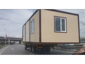 Karayolunda prefabrik ev