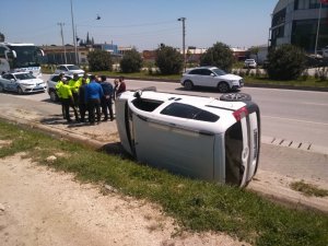 Direksiyon hakimiyeti kaybolan otomobil takla attı
