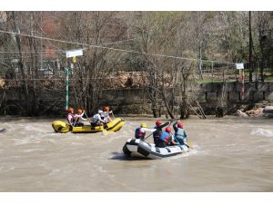 Munzur’da rafting heyecanı sürüyor