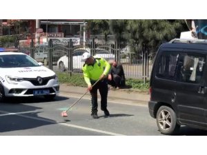 Yolu bir an önce trafiğe açmak için fırça ile yoldaki cam kırıklarını temizledi