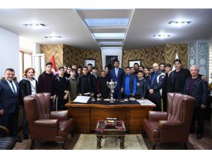 U19 şampiyonları kupa sevinçlerini Başkan Kocaman’la paylaştı