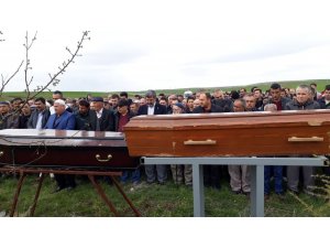Kız kardeşler yan yana defnedildi