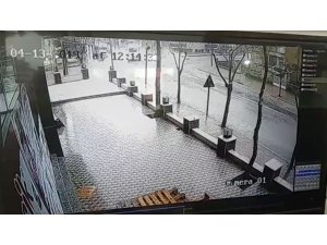 Afyonkarahisar’da bir kişinin yaralandığı yıldırım düşme anı kameralara yansıdı