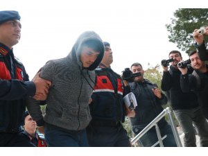 Kız kardeşlerini öldüren şahıs adliyeye çıkartıldı