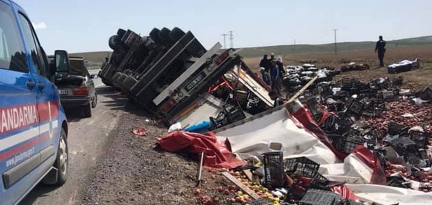 Konya'da sebze-meyve yüklü tır devrildi