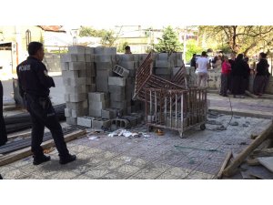 İnşaat işçisinin üzerine yük asansörü düştü
