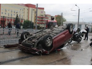 Tramvay yoluna giren otomobil, bariyerlere çarparak takla attı: 1 yaralı