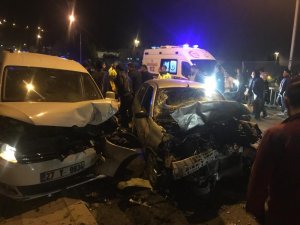 Köprüde iki araç kafa kafaya çarpıştı: 4 yaralı
