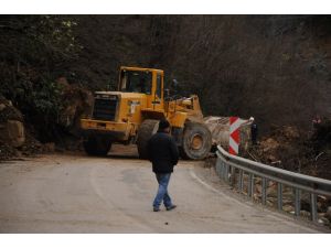 Bozkır-Antalya yolunda heyelan nedeniyle yol çöktü