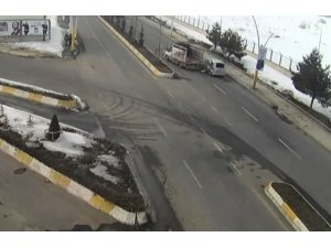 Ağrı’da trafik kazası kameraya yansıdı