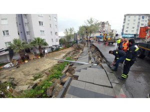 Küçükçekmece’de istinat duvarı kaldırımla birlikte çöktü