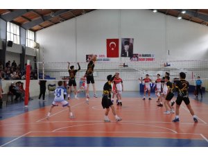 Kulüpler arası yıldız erkekler voleybol grup müsabakaları Simav’da başladı