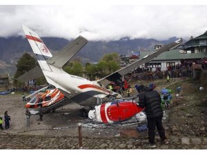 Nepal’de yolcu uçağı pistteki helikoptere çarptı: 3 ölü, 4 yaralı