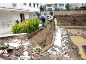Kadıköy’de istinat duvarı çöktü, otomobil askıda kaldı